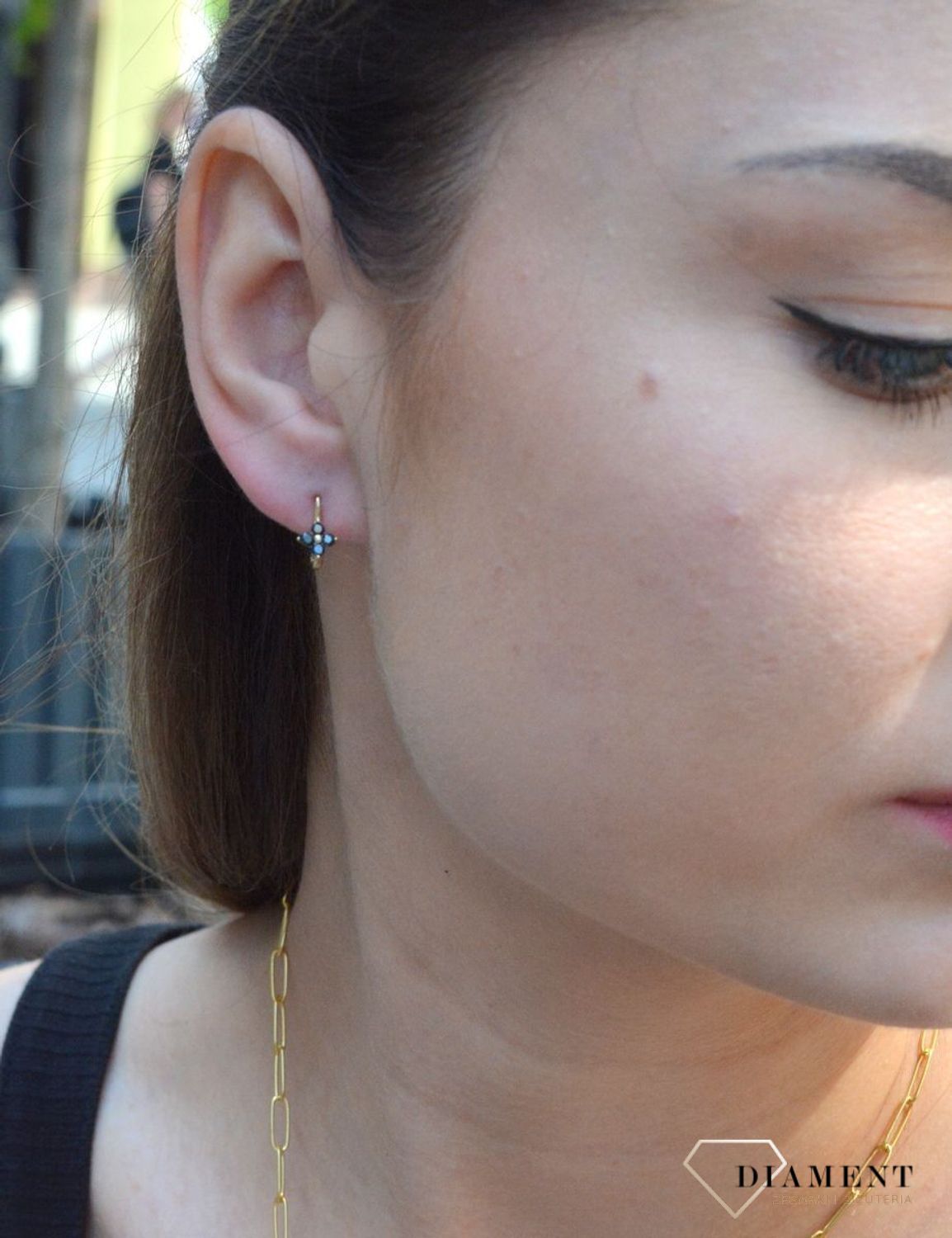 Złote kolczyki 333 kwiatki z czarną cyrkonią KL 403C 333. Śliczne kolczyki dziecięce w kształcie pięknego kwiatka. Złoto z ozdobnymi czarnymi cyrkoniami ułożone w kształt delikatnego kwiatka. Urocza biżuter.jpg